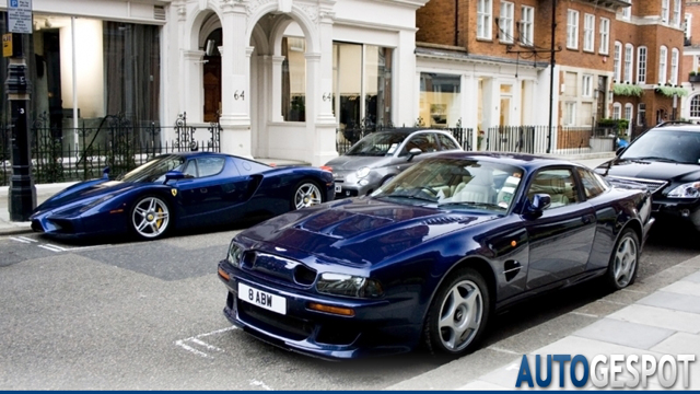 Spot van de dag: briljante donkerblauwe combo in de straten van Londen