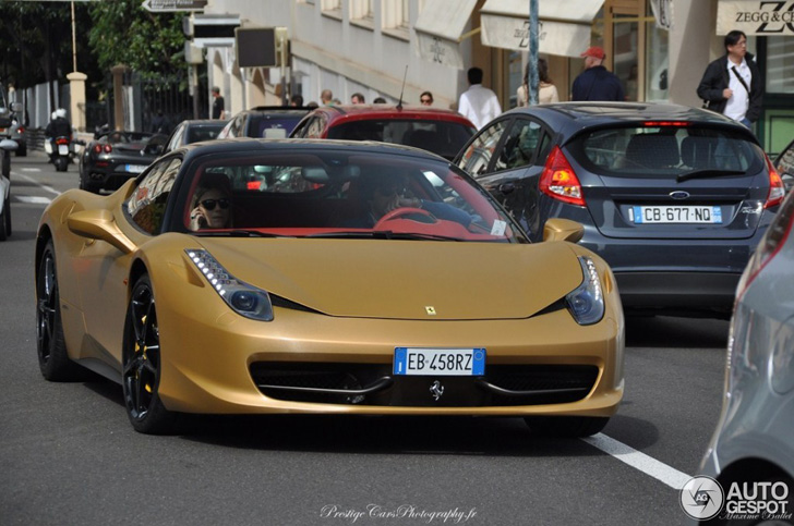 Spot van de dag: mat gouden Ferrari 458 Italia