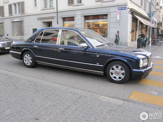 Bentley Arnage 450 HR Mulliner Limousine is lekker ruim 