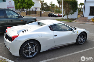 Bianco Fuji gekleurde schoonheid in Marbella: Ferrari 458 Spider 