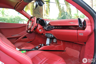 Bianco Fuji gekleurde schoonheid in Marbella: Ferrari 458 Spider 