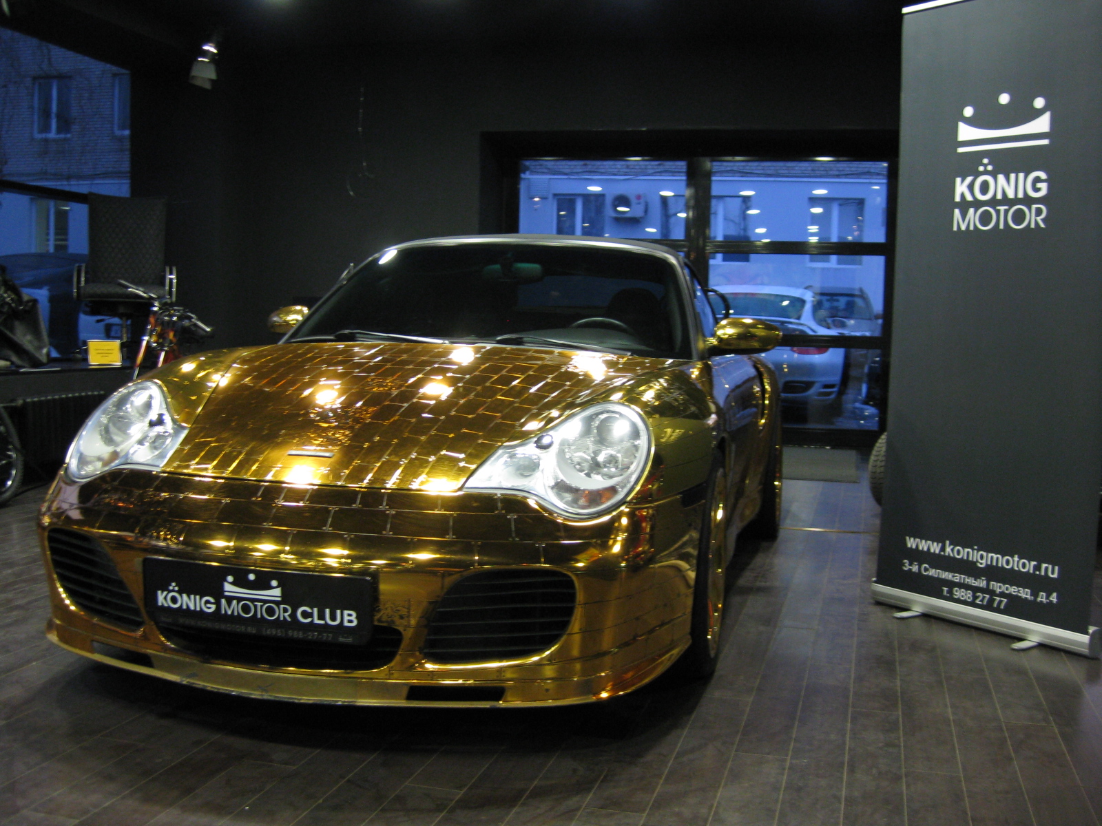 Wereldberoemde gouden Porsche 996 Turbo Cabriolet staat te koop