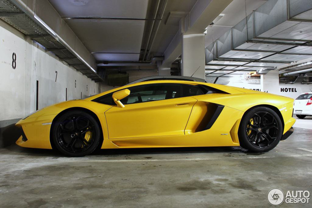 Lamborghini Aventador LP700-4 ook opvallend in het geel