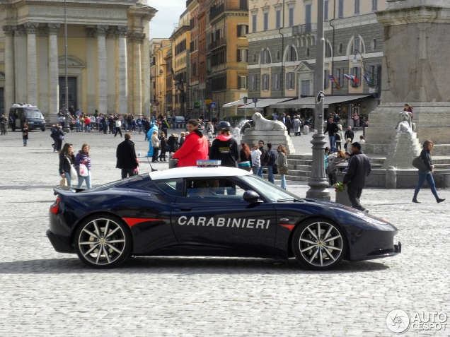 Carabinieri op pad in Rome in hun Lotus Evora S