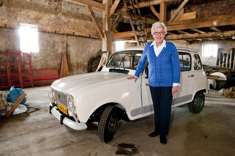 Tachtigjarige oma geeft Renault 4 weg op Facebook! 