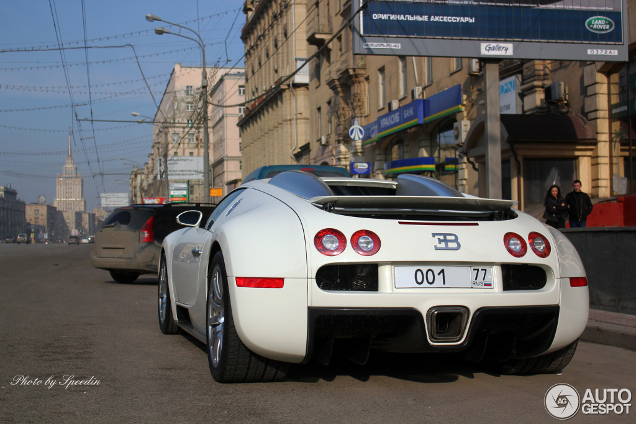 Bugatti trekt aandacht tussen vieze auto's in Moskou