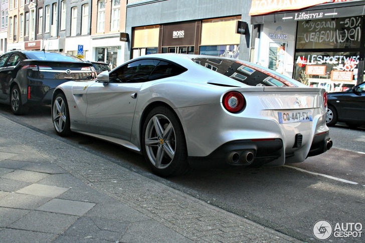 Spot van de dag: Ferrari F12berlinetta op herhaling