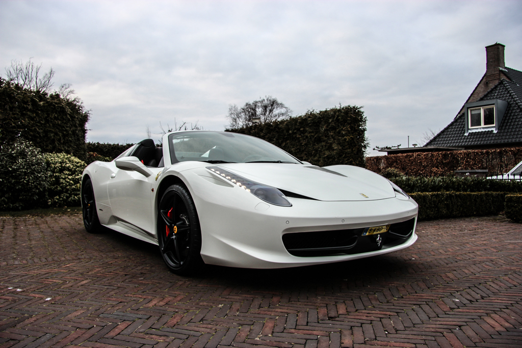 Rijden in de Ferrari van de buurman