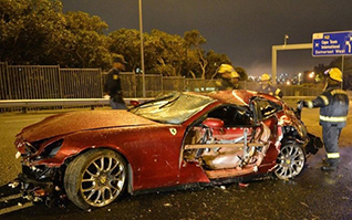 Une Ferrari 612 Scaglietti se crashe et prend feu au Cap