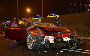 Ferrari 612 Scaglietti crasht en vat vlam in Kaapstad
