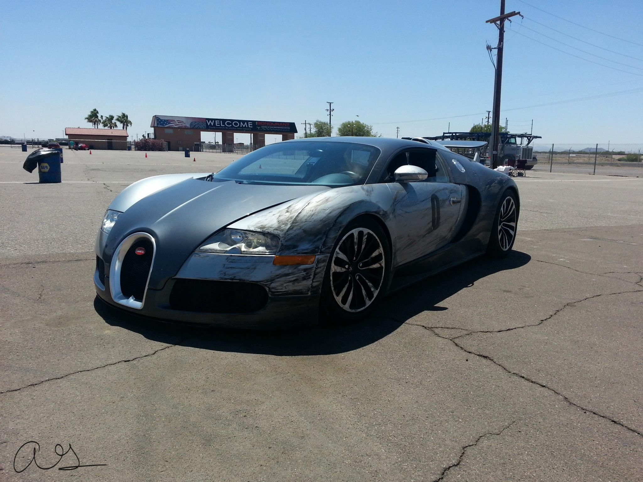 Bugatti Veyron 16.4 heeft stoeipartij met bandenstapel 