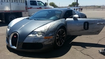 Une Bugatti Veyron 16.4 se frotte à une pile de pneus