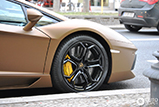 Le brun mat convient bien à la Lamborghini Aventador LP700-4
