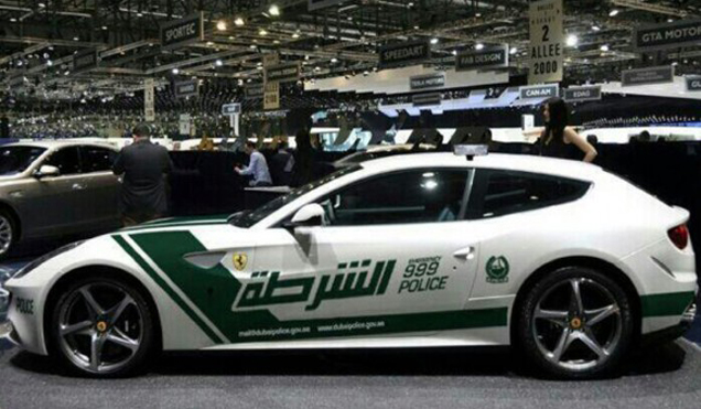 Nieuw speeltje voor politie Dubai: Ferrari FF