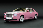 Rolls-Royce odziany w róż na cele charytatywne