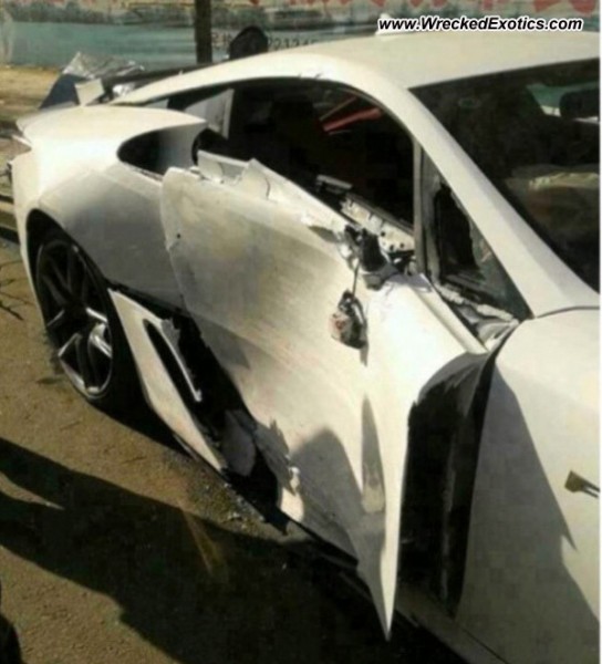 What a shame! Lexus LF-A crashed in China