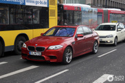 Rzadki widok: czerwone BMW M5 f10