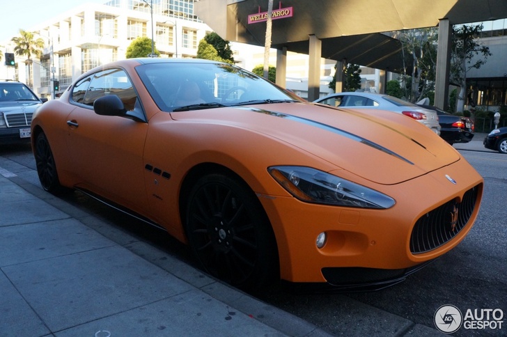 Lekker dikke oranje Maserati GranTurismo S gespot