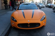 Pomarańczowe Maserati GranTurismo spotkane