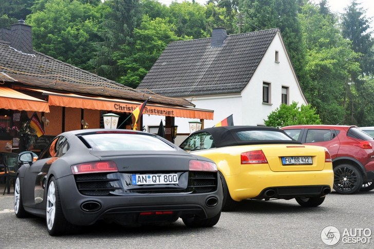Omgekeerde wereld: zwarte Audi R8 op witte sloffen
