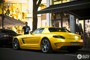 Ovakav nam se dopada: mat žuti Mercedes-Benz SLS AMG