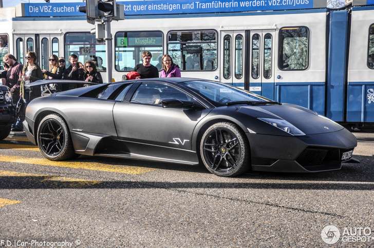 Lamborghini Murciélago LP670-4 SV is een bruut in het matzwart