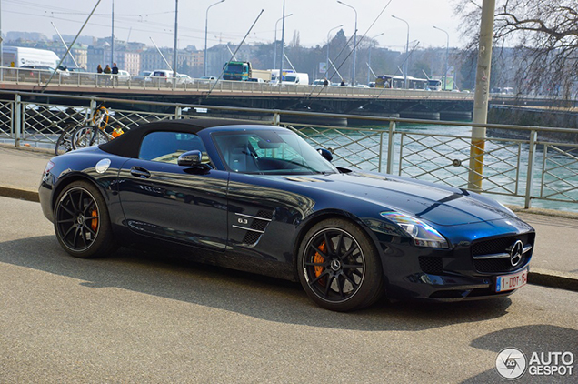 Une Mercedes-Benz SLS AMG Roadster bleu foncé, ça nous change