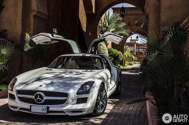300 km/u per uur door Marrakech per Mercedes-Benz SLS AMG! 