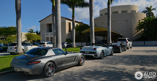 Drie verschillende sportauto's stralen in Miami