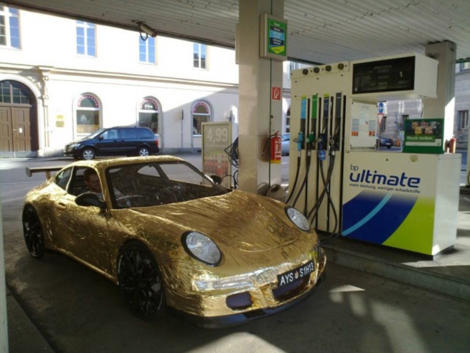 Porsche van karton heeft topsnelheid van 16 km/u