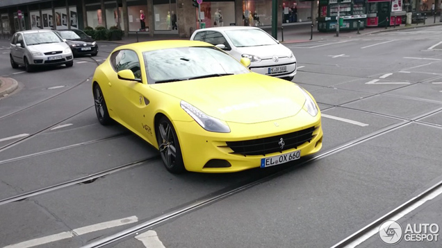 Knalgele Ferrari FF trekt de aandacht in Düsseldorf