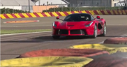 影片: EVO 以及 Autocar 测试法拉利 LaFerrari