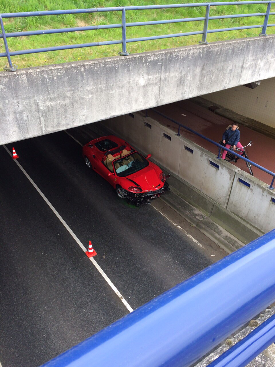 Ferrari crasht tegen muur in Barendrecht