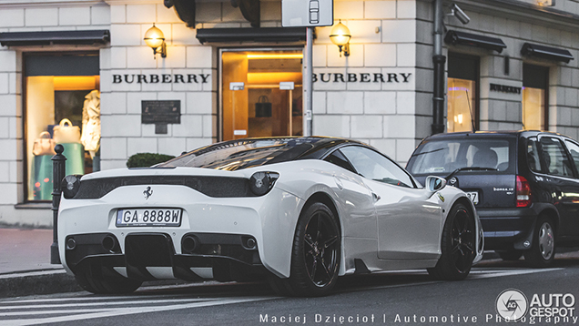 Prachtige Ferrari 458 Speciale vastgelegd in Warschau 