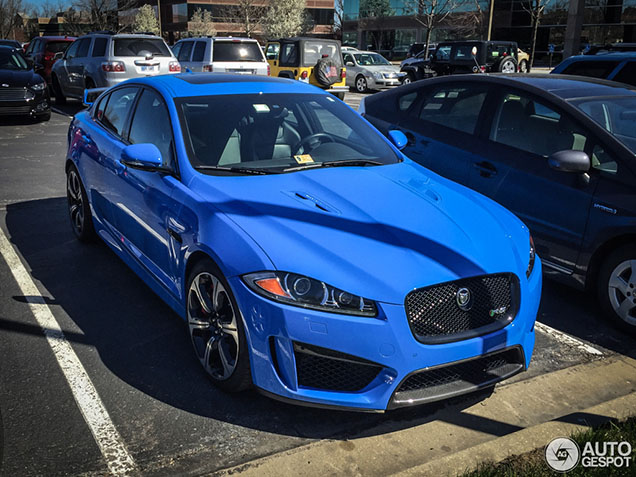 Prachtig blauwe Jaguar XFR-S duikt op in Amerika