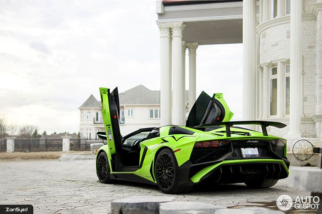 Lamborghini Aventador SuperVeloce Roadster poseert in Toronto