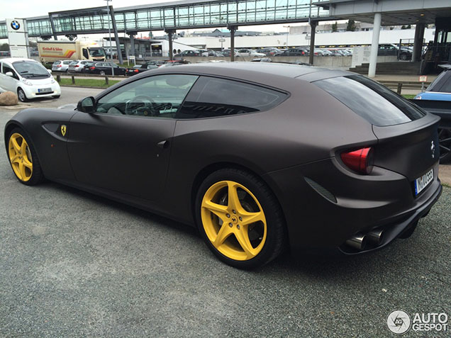 Lekker fout: matzwarte Ferrari FF met gele velgen