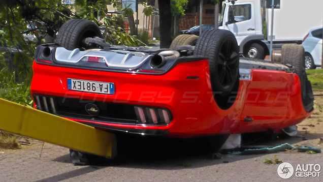 Ford Mustang gaat op zijn dak in Italië 