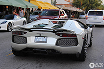 Gespot: stralende witte auto's in Miami Beach