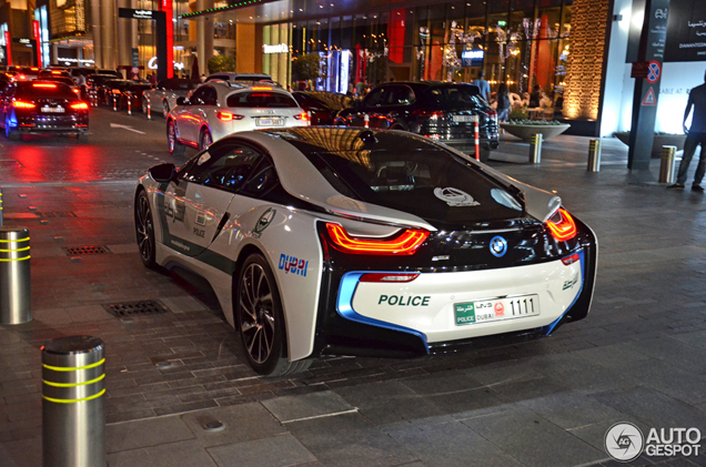 BMW i8 uit de vloot van Dubai Police gespot
