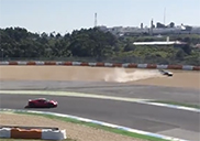 Filmpje: Ferrari met remproblemen knalt in de bandenstapel