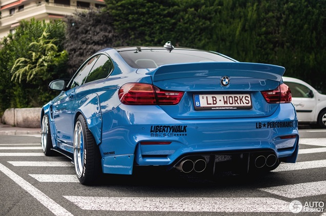 BMW M4 F82 Coupé LW hangt met bouten aaneen 