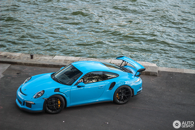 Gewoon knap: babyblauwe Porsche 991 GT3 RS poserend voor Eifeltoren