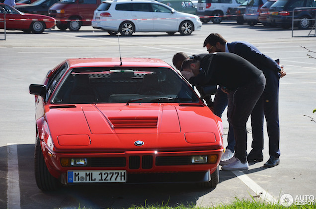 BMW M1 zorgt voor spektakel buiten de beursvloer