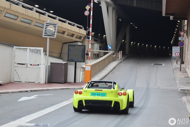 Rij eens met groene platen door Monaco in een Donkervoort