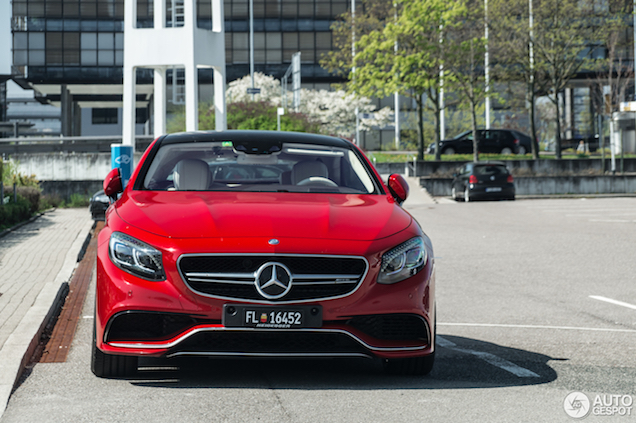 Mercedes-AMG S 63 Coupé oogt heerlijk in het rood