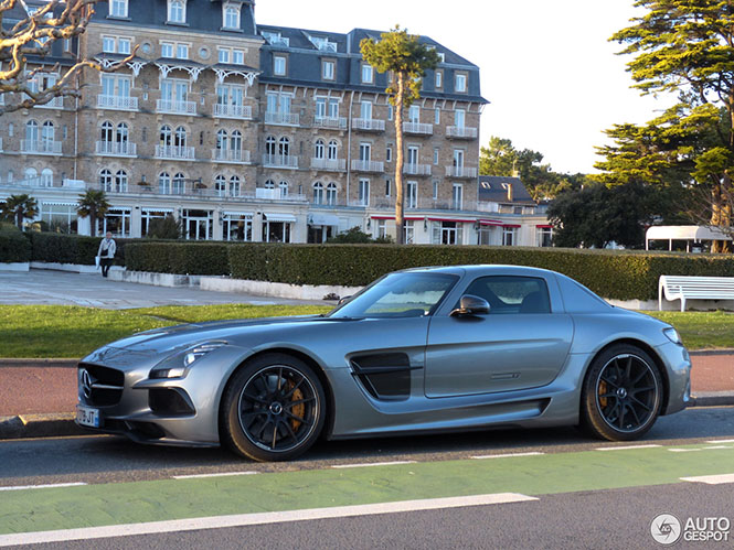 Mercedes-Benz SLS AMG Black Series is vleugellam