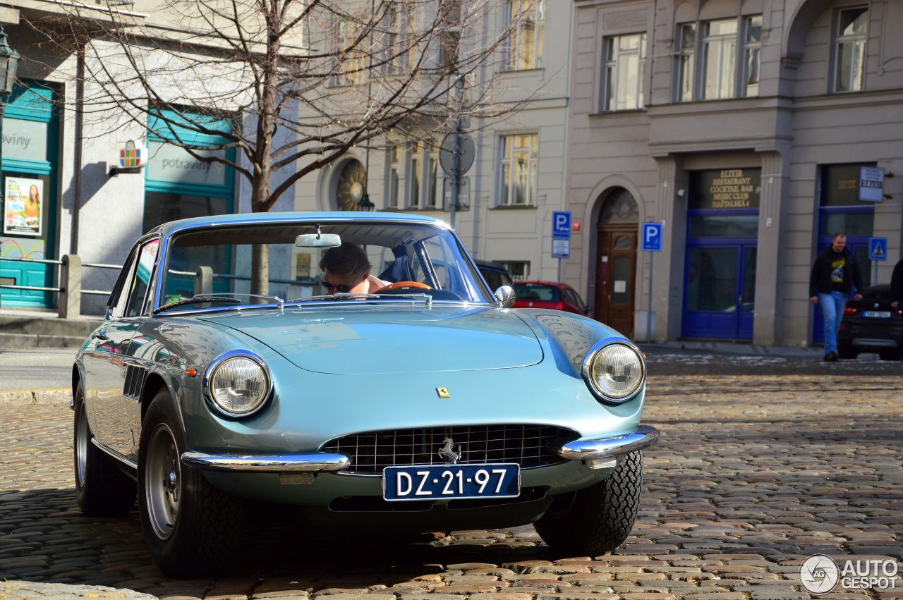 法拉利 330 GTC来到布拉格广场