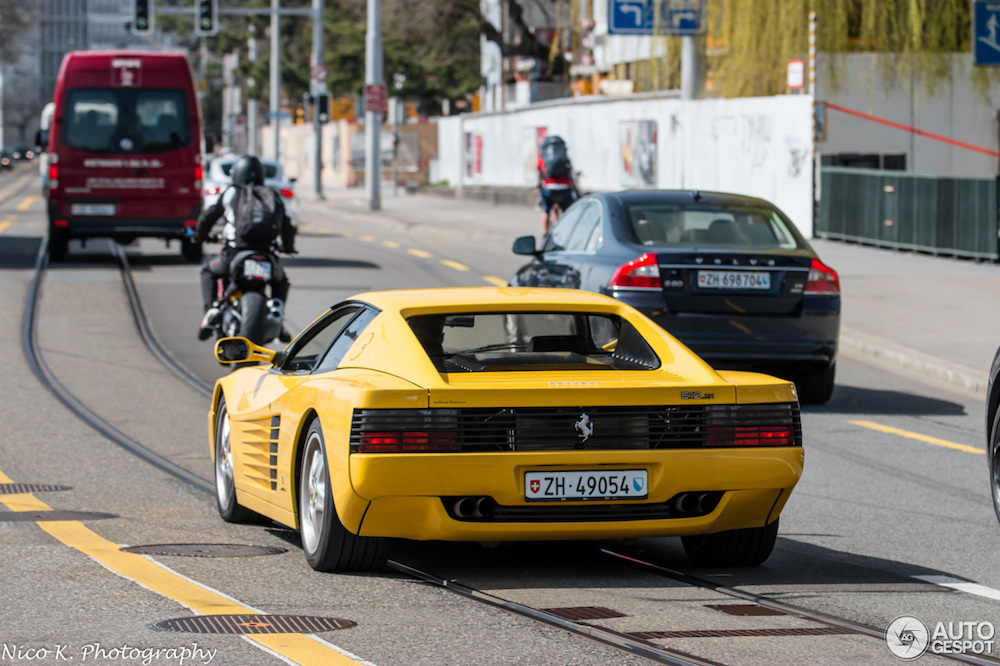 Ferrari 512 TR in Giallo Modena maakt hebberig