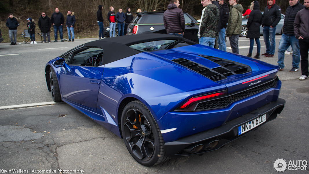 Blauwe Lamborghini Huracan Spyder oogt sinister